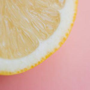 Štai kodėl prie savo lovos turėtumėte pasidėti griežinėliais supjaustytą citriną!