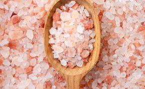 Štai kodėl reikia paberti druskos tiesiai prie durų! Jūs taip pat pradėsite tai daryti!