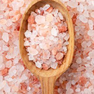 Štai kodėl reikia paberti druskos tiesiai prie durų! Jūs taip pat pradėsite tai daryti!