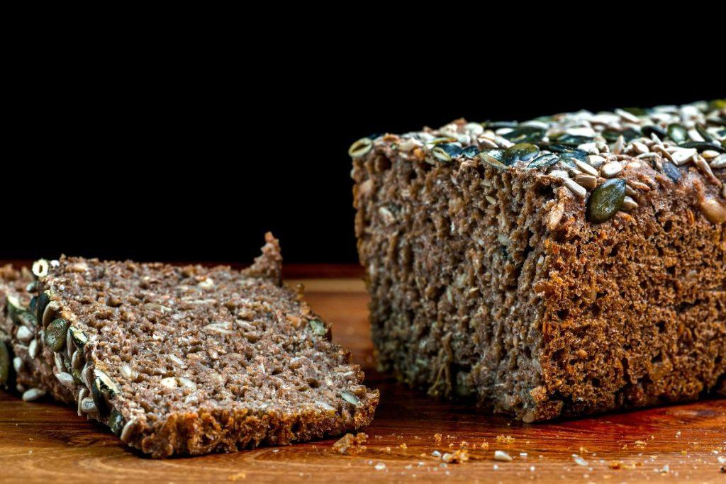 Štai kodėl saulėgrąžos duonoje pakeičia spalvą ir kada jų tikrai nereikia išmesti. Kodėl saulėgrąžos po kepimo pažaliuoja