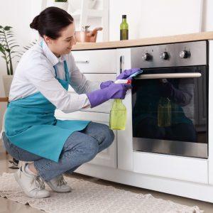 Sudegęs maistas ir kvapai orkaitėje: paprasti būdai, kurie veikia geriau nei brangios priemonės