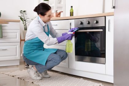 Sudegęs maistas ir kvapai orkaitėje: paprasti būdai, kurie veikia geriau nei brangios priemonės