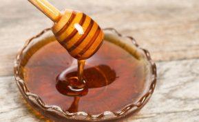 Sukietėjęs medus: kaip jį vėl paversti skystu neprarandant naudos