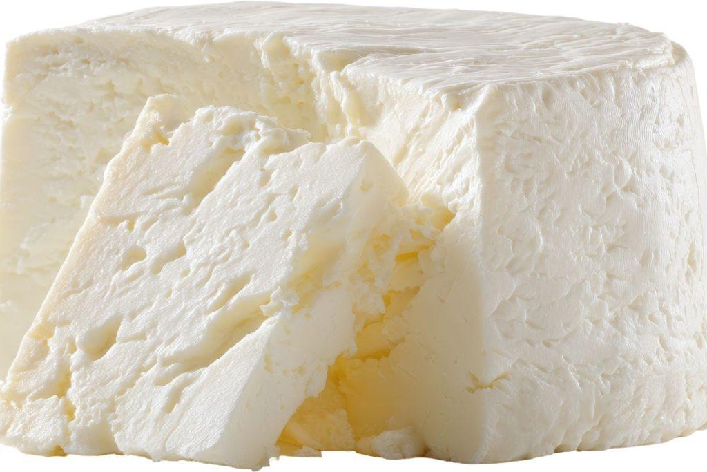 Sūrių karalius, kuris valo žarnyną ir mažina cholesterolį: šis sūris privalo atsirasti ant jūsų Kalėdų stalo. Kuo skiriasi tikra brinza nuo pasterizuotos