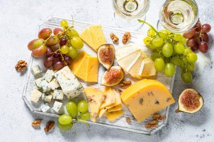 Sūrių riekelių menas: kaip patiekti ir kokius sūrius naudoti