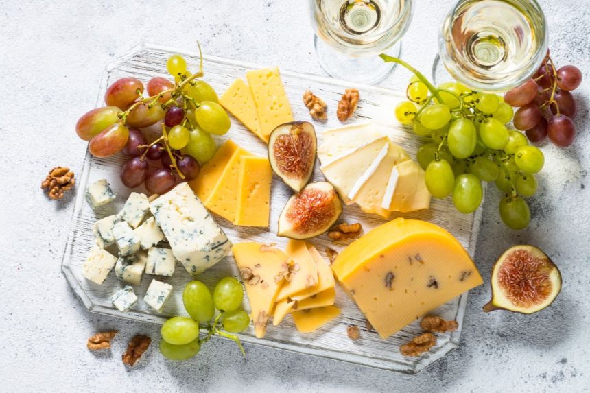 Sūrių riekelių menas: kaip patiekti ir kokius sūrius naudoti