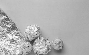 Suspauskite aliuminio foliją į kamuoliuką ir laikykite jį šalia kriauklės!