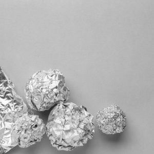 Suspauskite aliuminio foliją į kamuoliuką ir laikykite jį šalia kriauklės!