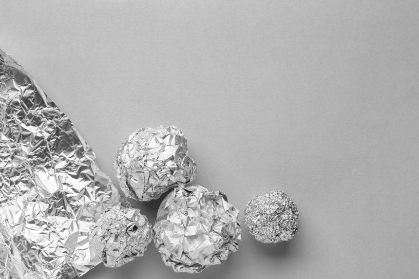 Suspauskite aliuminio foliją į kamuoliuką ir laikykite jį šalia kriauklės!