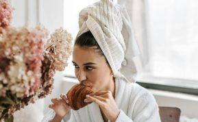 Susukate plaukus į rankšluostį? Specialistė perspėja: ši kasdienė klaida gali kainuoti plaukus