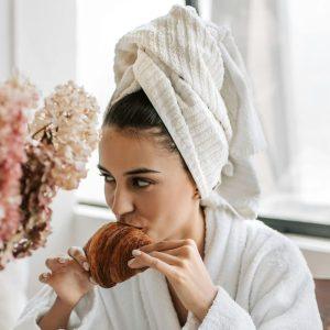 Susukate plaukus į rankšluostį? Specialistė perspėja: ši kasdienė klaida gali kainuoti plaukus