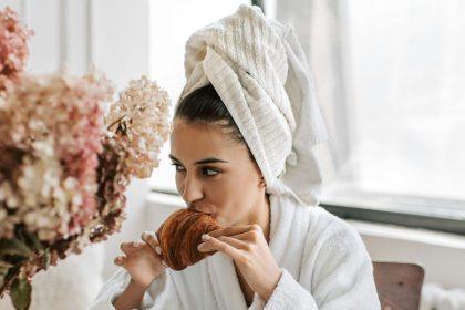 Susukate plaukus į rankšluostį? Specialistė perspėja: ši kasdienė klaida gali kainuoti plaukus