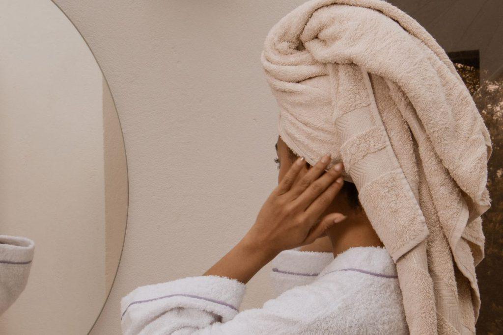 Susukate plaukus į rankšluostį? Specialistė perspėja: ši kasdienė klaida gali kainuoti plaukus. Kodėl rankšluosčio turbanas kenkia plaukams