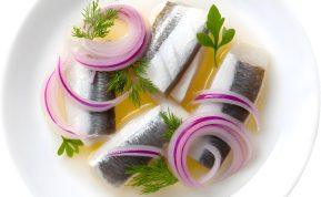 Šventinis stalas be streso: šie du silkės patiekalai Kūčioms išgelbės piniginę ir sutaupys laiko