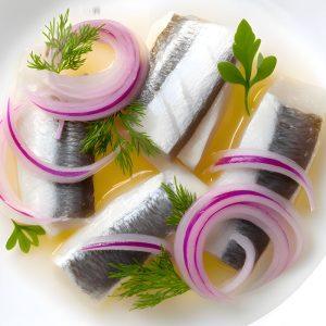 Šventinis stalas be streso: šie du silkės patiekalai Kūčioms išgelbės piniginę ir sutaupys laiko