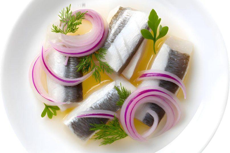 Šventinis stalas be streso: šie du silkės patiekalai Kūčioms išgelbės piniginę ir sutaupys laiko