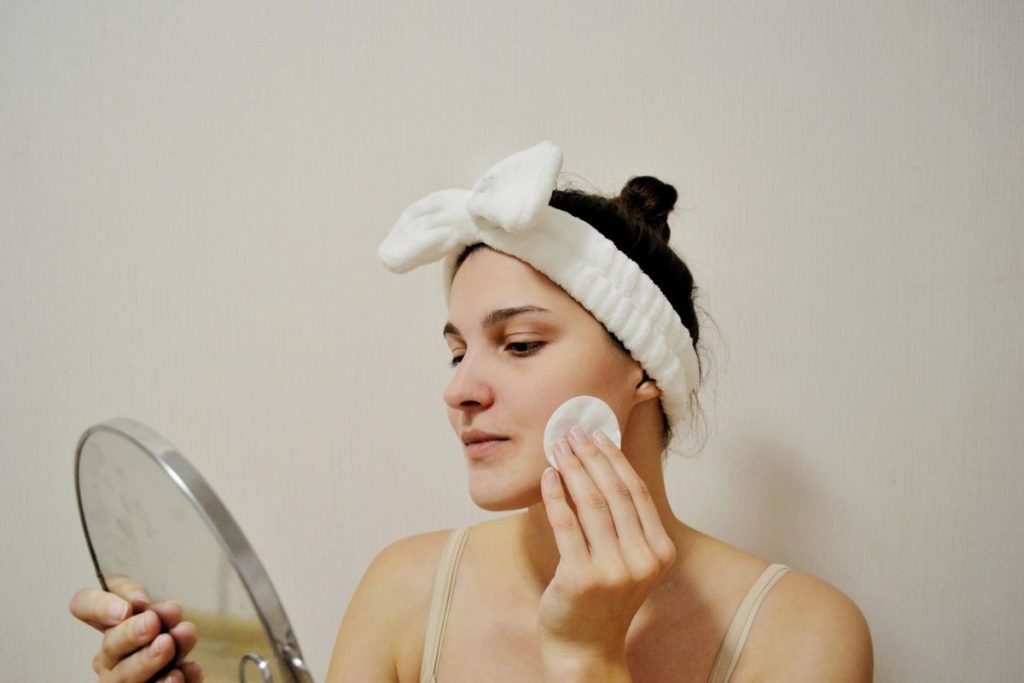 Tas kaspinas ant lankelio – ne papuošimas. Dauguma moterų net naudoja neteisingai. Paprastas lankelis, kuris yra daugiau nei atrodo