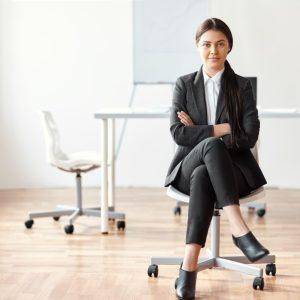 Testas: ką galima pasakyti apie žmogų pagal tai, kaip jam patinka sėdėti?