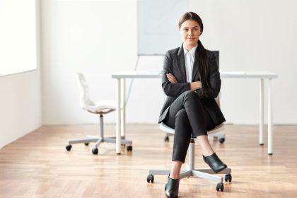 Testas: ką galima pasakyti apie žmogų pagal tai, kaip jam patinka sėdėti?