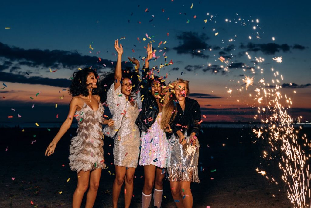 Tobula šventinė suknelė egzistuoja: viena detalė, į kurią stilistai žiūri pirmiausia. medžiaga išduoda stilių