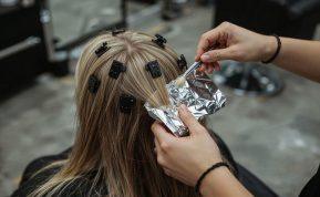 Trichologės atsakymas, kodėl nereikėtų dažyti plaukų iki 16 metų