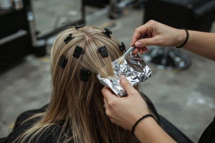 Trichologės atsakymas, kodėl nereikėtų dažyti plaukų iki 16 metų