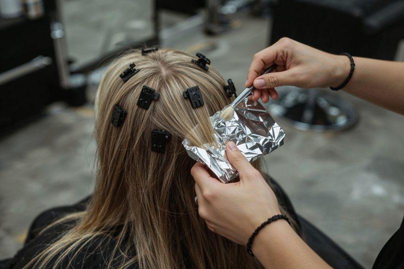 Trichologės atsakymas, kodėl nereikėtų dažyti plaukų iki 16 metų