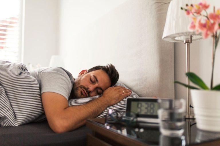 Triukas, kuris gali išgelbėti jūsų miegą: kodėl 21.30 taisyklė keičia gyvenimus. Kas yra 21,30 taisyklė