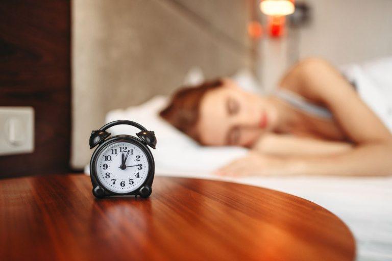 Triukas, kuris gali išgelbėti jūsų miegą: kodėl 21.30 taisyklė keičia gyvenimus. Kodėl ši taisyklė veiksminga