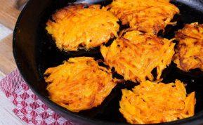 Trys ingredientai ir žiupsnelis prieskonių: šie morkų blynai privers šeimą išlaižyti lėkštes