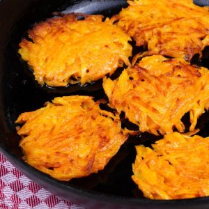 Trys ingredientai ir žiupsnelis prieskonių: šie morkų blynai privers šeimą išlaižyti lėkštes