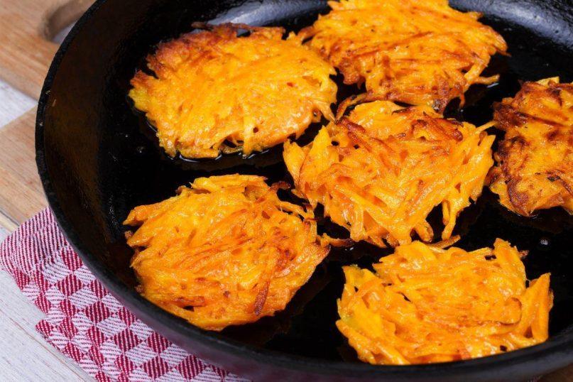 Trys ingredientai ir žiupsnelis prieskonių: šie morkų blynai privers šeimą išlaižyti lėkštes