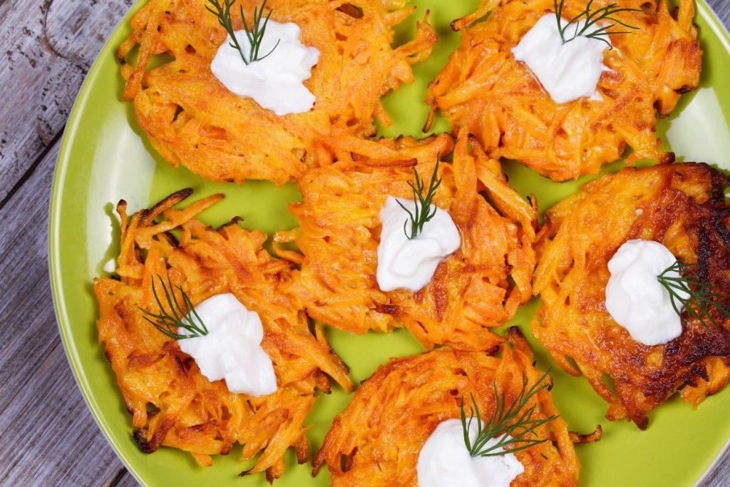 Trys ingredientai ir žiupsnelis prieskonių: šie morkų blynai privers šeimą išlaižyti lėkštes. Morkų blynų receptas