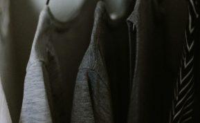 Turite šiuos drabužius spintoje? Štai kodėl atrodote bent dešimtmečiu vyresnė, nei esate iš tikrųjų