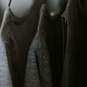 Turite šiuos drabužius spintoje? Štai kodėl atrodote bent dešimtmečiu vyresnė, nei esate iš tikrųjų