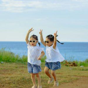 Unikalus eksperimentas: kuo skiriasi skirtingose ​​šalyse užaugę dvyniai?