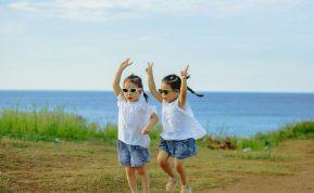 Unikalus eksperimentas: kuo skiriasi skirtingose ​​šalyse užaugę dvyniai?