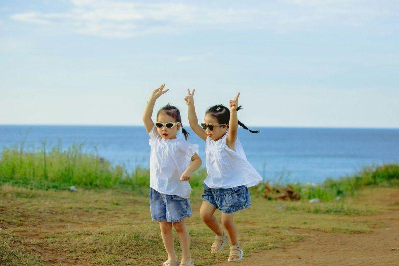 Unikalus eksperimentas: kuo skiriasi skirtingose ​​šalyse užaugę dvyniai?