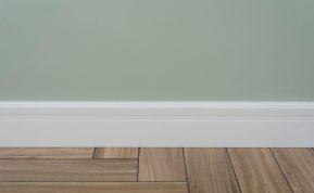 Užpurkškite ant grindjuosčių ir nešvarumai išnyks.