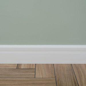 Užpurkškite ant grindjuosčių ir nešvarumai išnyks.