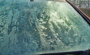 Užšalę automobilio langai ryte? Šie virtuvės ingredientai sutaupys Jums laiko ir nervų