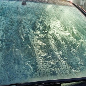 Užšalę automobilio langai ryte? Šie virtuvės ingredientai sutaupys Jums laiko ir nervų