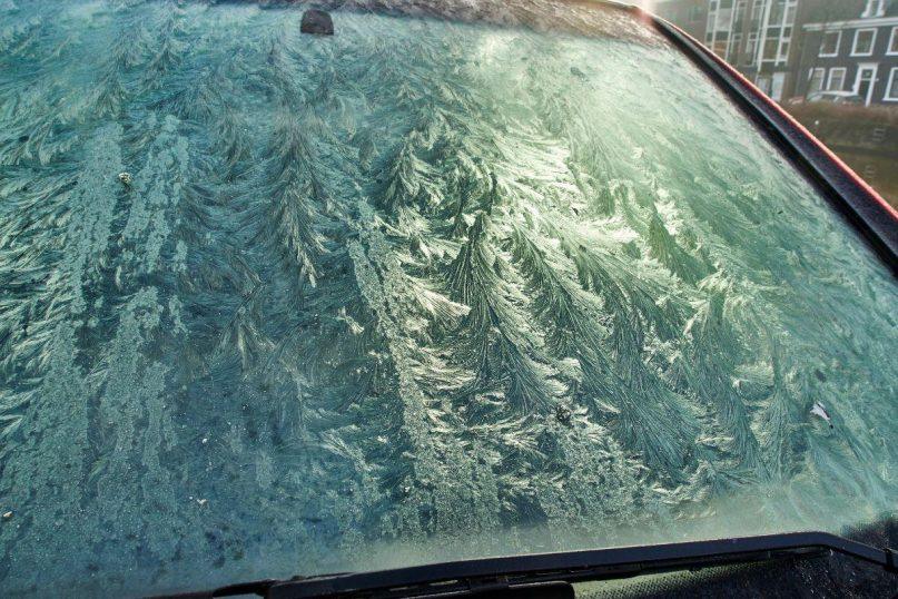 Užšalę automobilio langai ryte? Šie virtuvės ingredientai sutaupys Jums laiko ir nervų