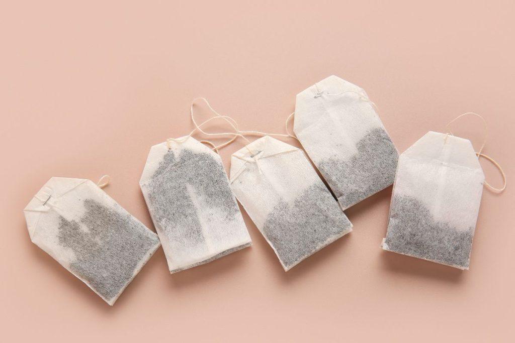 Užuot išmetę, išdžiovinkite ant radiatoriaus ir naudokite: jie poliruoja baldus ir valo nešvarias keptuves. Arbatos maišeliai - natūralus valiklis