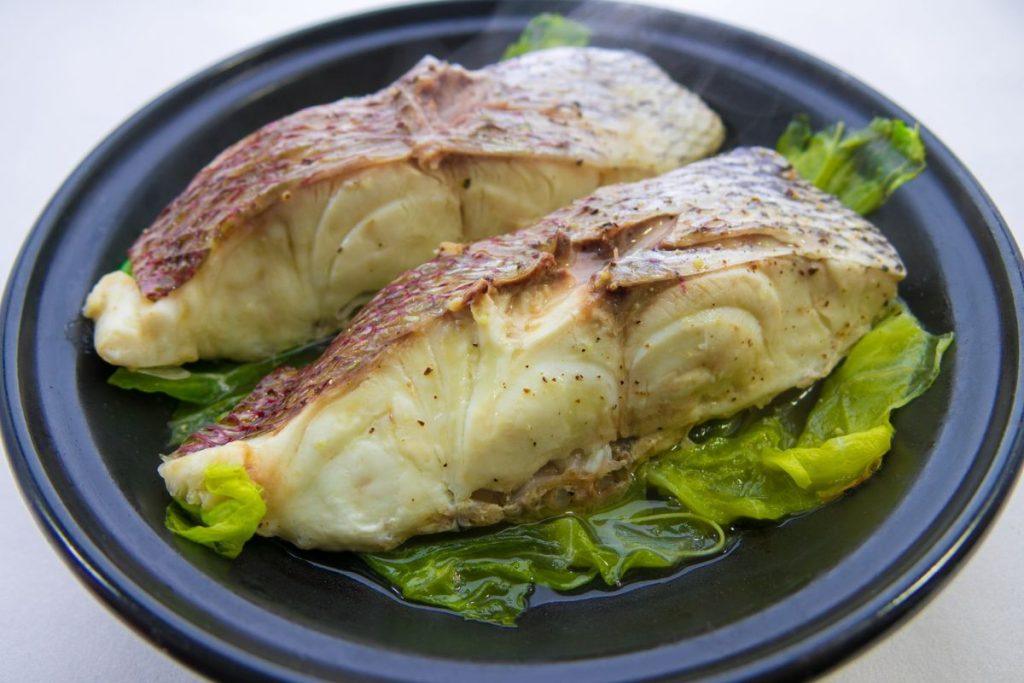 Vakarienė jums reikalinga: Gydytojai nurodė 10 maisto produktų, kurie turėtų būti valgomi prieš naktį. Jūros žuvis