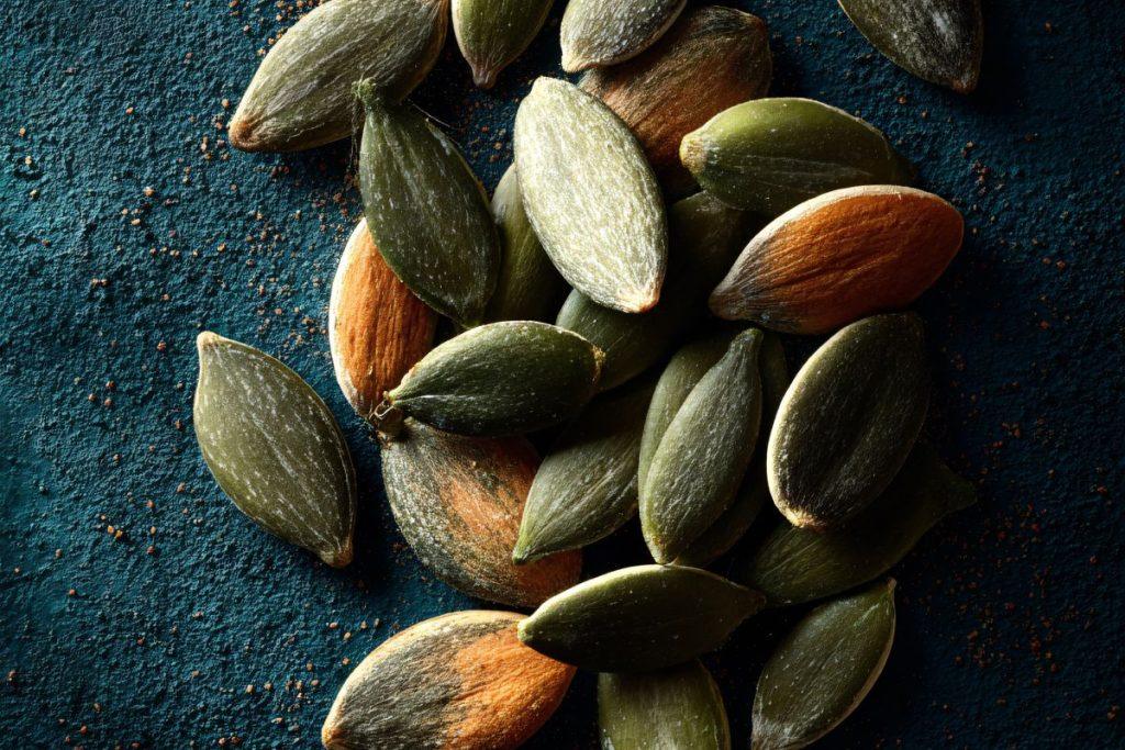 Vakarienė jums reikalinga: Gydytojai nurodė 10 maisto produktų, kurie turėtų būti valgomi prieš naktį. Moliūgų sėklos