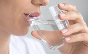 Viena klaida, kurią kiekvienas daro, kai geria vandenį ryte