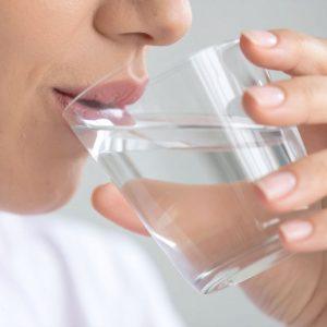 Viena klaida, kurią kiekvienas daro, kai geria vandenį ryte