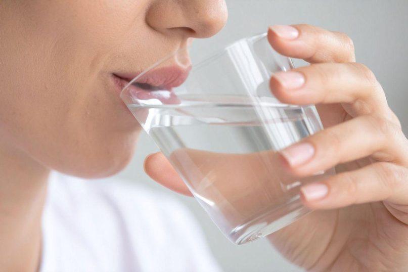 Viena klaida, kurią kiekvienas daro, kai geria vandenį ryte