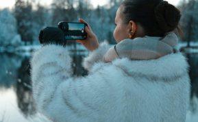 Vienas įprotis, kuris žiemą nužudys jūsų telefono bateriją greičiau nei manėte